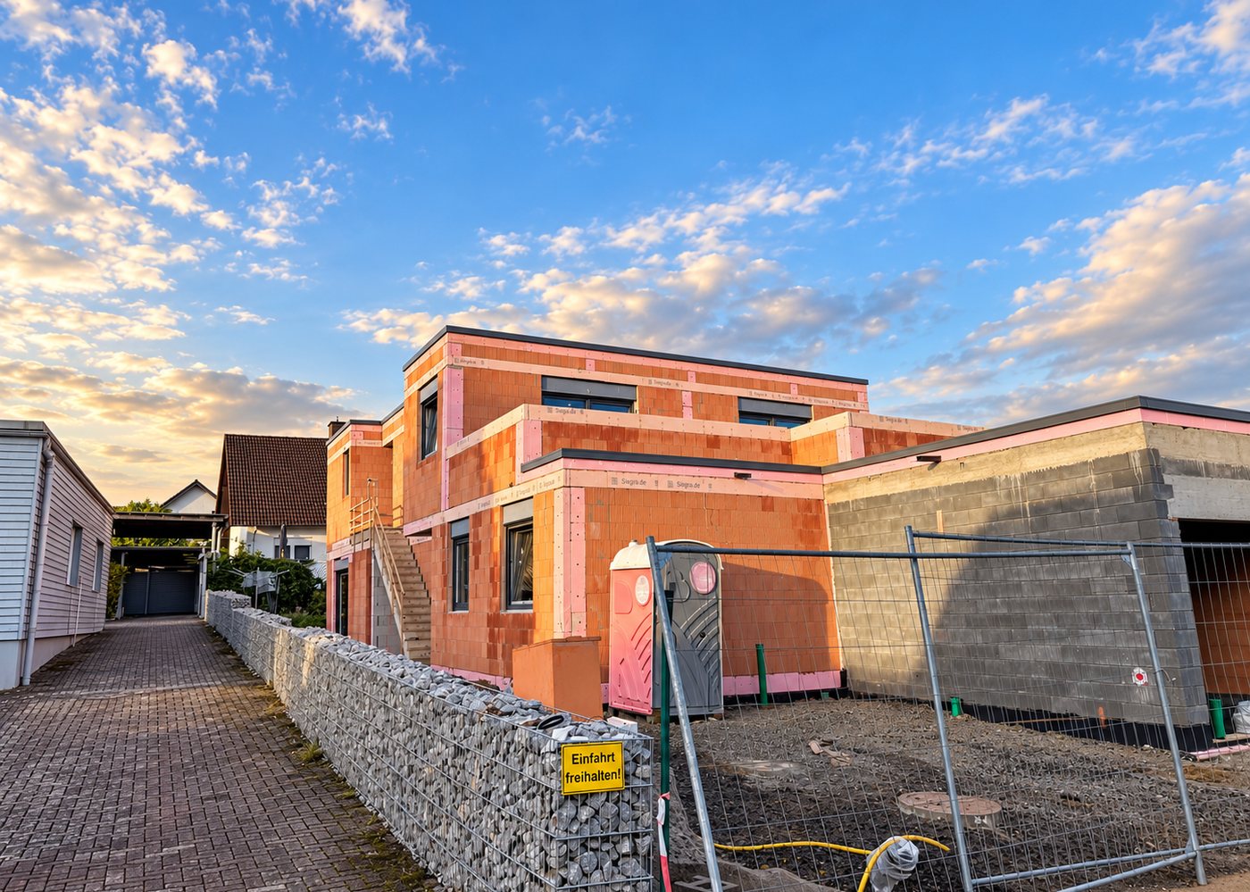Rohbau aus Ziegeln mit Flachdach